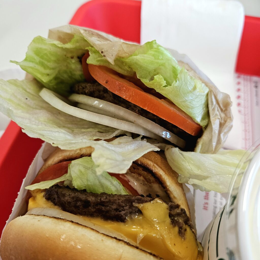 チーズバーガーとプロテインスタイルのハンバーガー2種類。