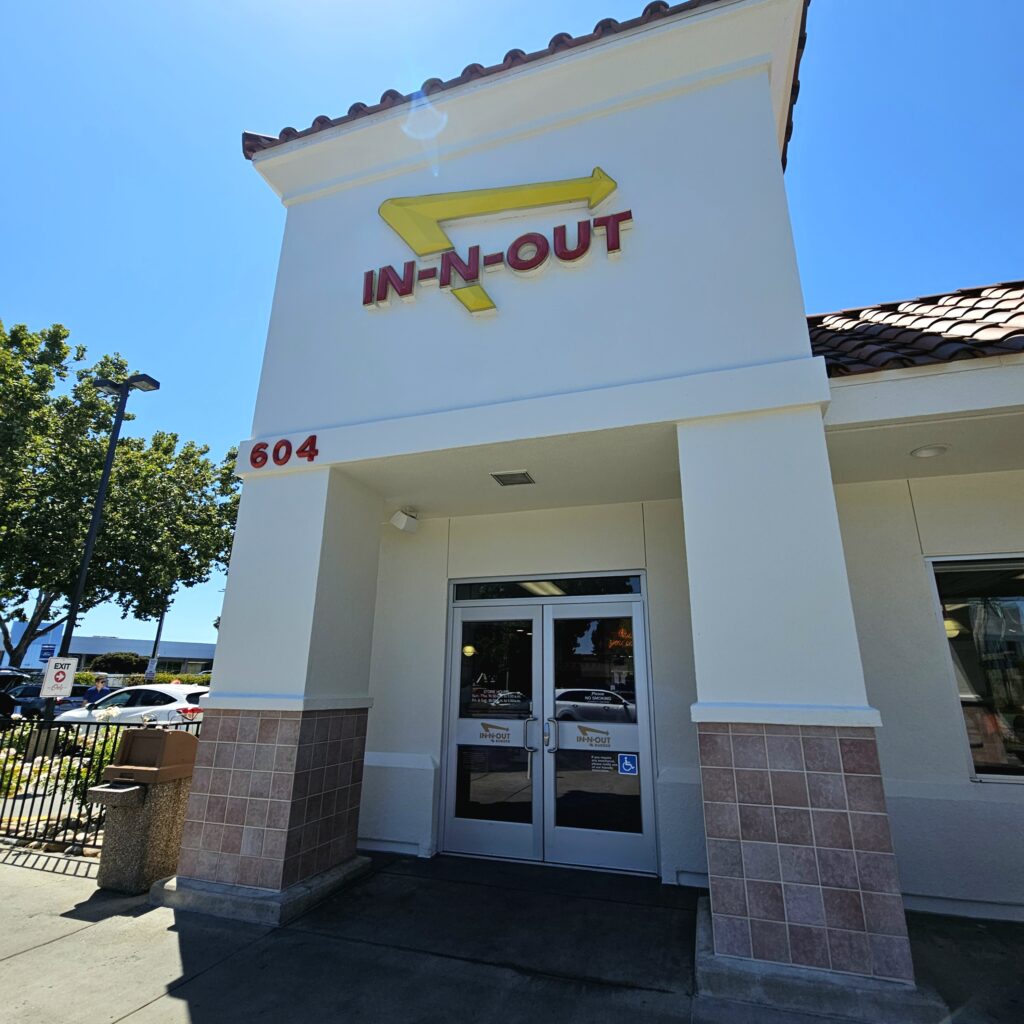 IN-N-OUT店舗の外観写真。