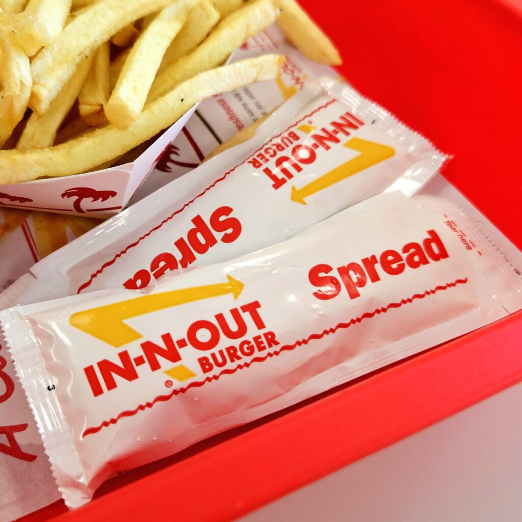 IN-N-OUTの特製スプレッドのアップ写真。