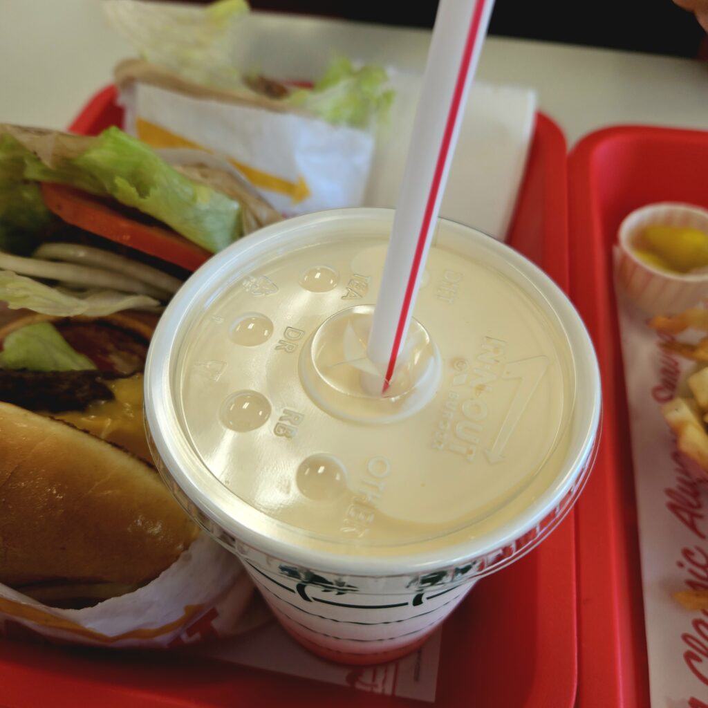 IN-N-OUTのバニラシェイクの上から撮った写真。カップの中がいっぱいに注がれている。