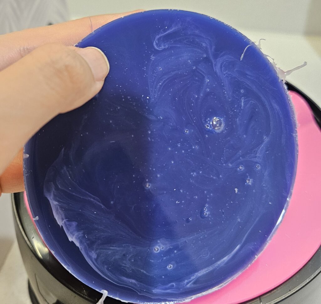 固まったワックスをボウルから取り出した写真。少し透明感のある硬化したワックス塊