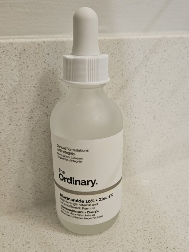 The Ordinaryのナイアシンアミド10% + 亜鉛1%美容液のボトル写真