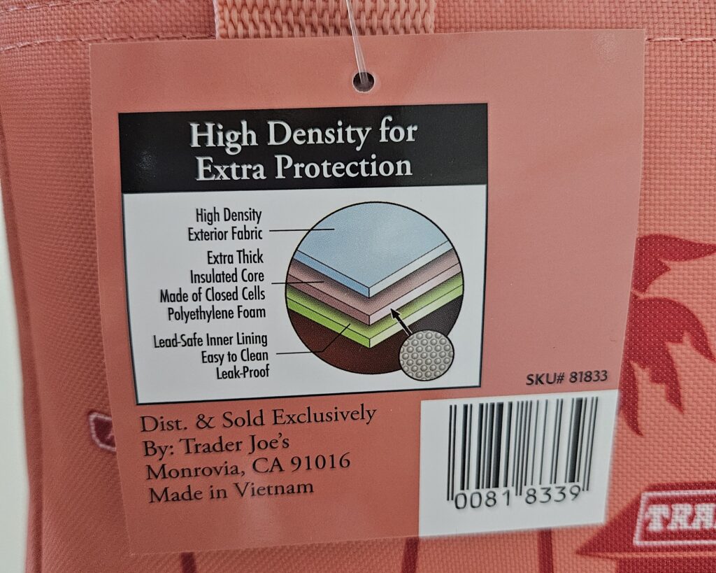 Trader Joe'sのミニ保冷バッグの紙タグ。保冷材や生地の情報が書かれている